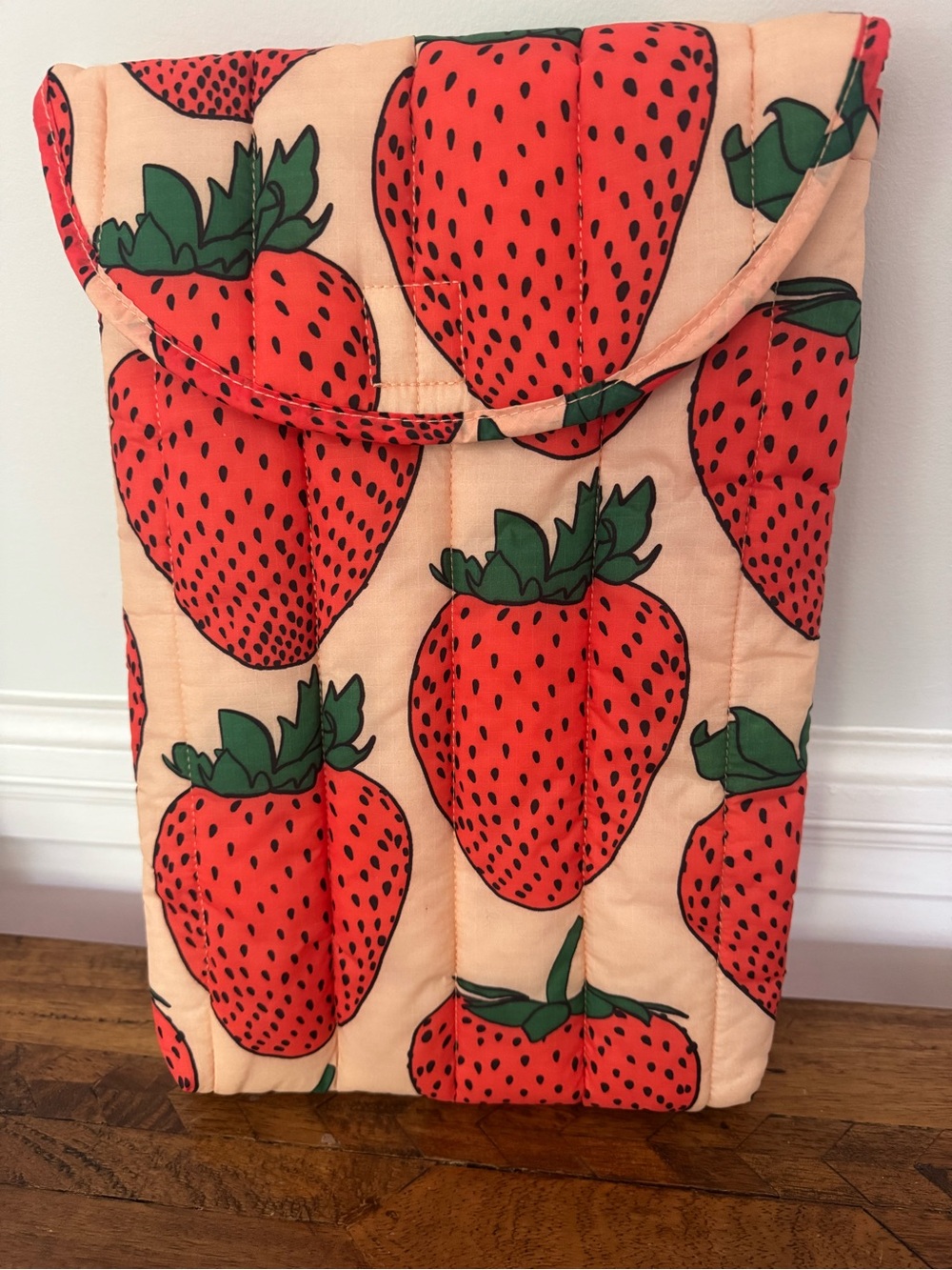 BAGGU Strawberry Print Quilted Sleeve - Pink & Red laptop sleeve soft sided case